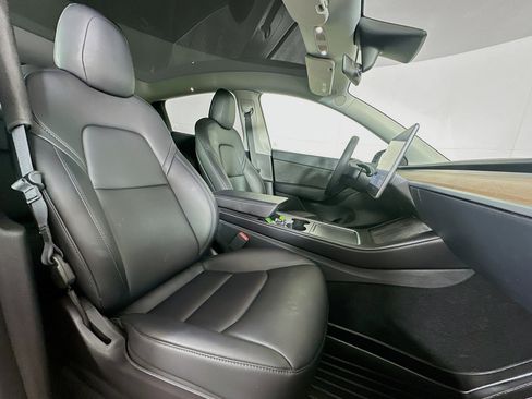 Used 2022 Tesla Model Y Long Range image 29