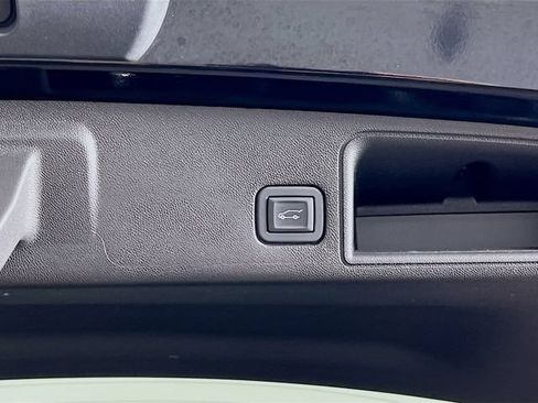 Used 2022 GMC Terrain SLT w/ Infotainment Package II AWD/4WD image 28