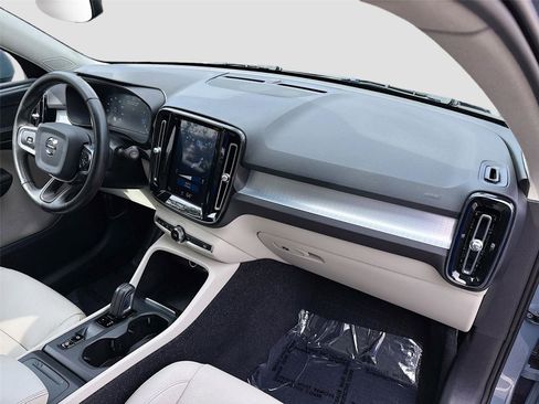 Used 2020 Volvo XC40 T5 Momentum w/ Protection Package Premier image 30