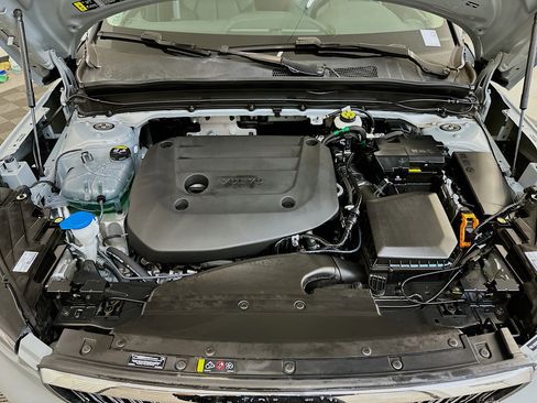Used 2025 Volvo XC40 B5 Plus image 36