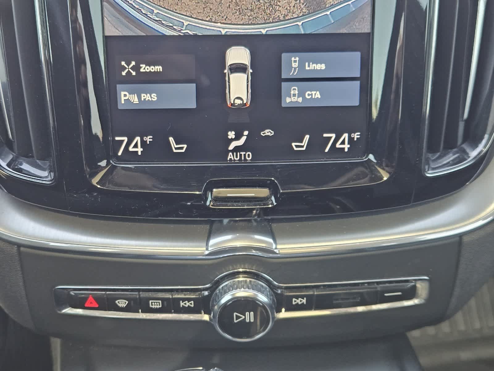 Used 2018 Volvo XC60 T5 Momentum w/ Vision Package AWD/4WD image 18