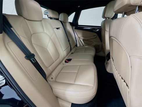 Certified 2025 Porsche Macan image 30