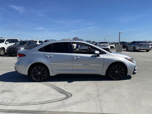 Used 2025 Toyota Corolla SE w/ SE Premium Package image 3