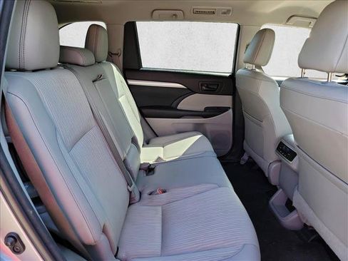 Used 2017 Toyota Highlander Plus FWD image 13
