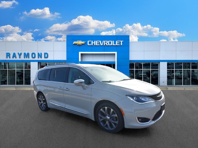 Used 2019 Chrysler Pacifica Limited w/ Tire & Wheel Group FWD image 10