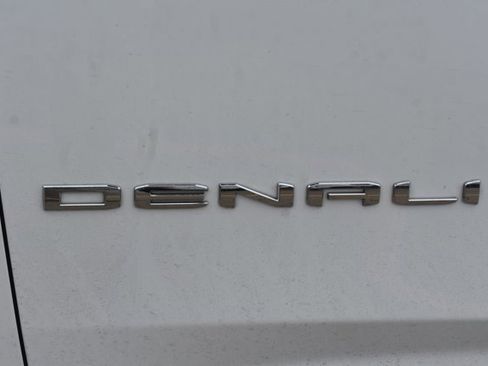 Used 2025 GMC Yukon Denali RWD image 11