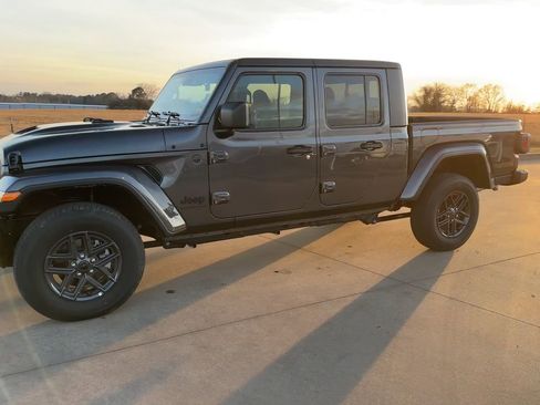 New 2025 Jeep Gladiator Sport image 5