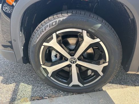New 2025 Volkswagen Tiguan SE image 25