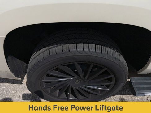 Used 2015 Chevrolet Suburban LTZ RWD image 14