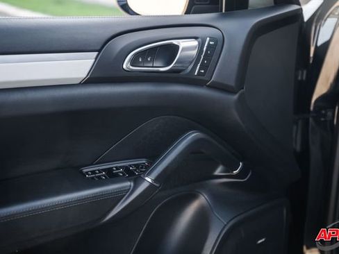 Used 2015 Porsche Cayenne Turbo image 50
