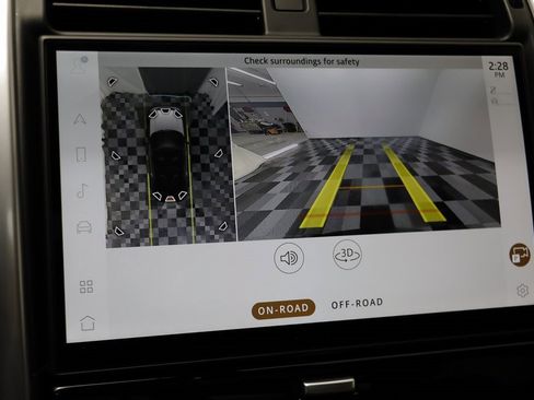 Used 2025 Land Rover Discovery Dynamic SE image 11