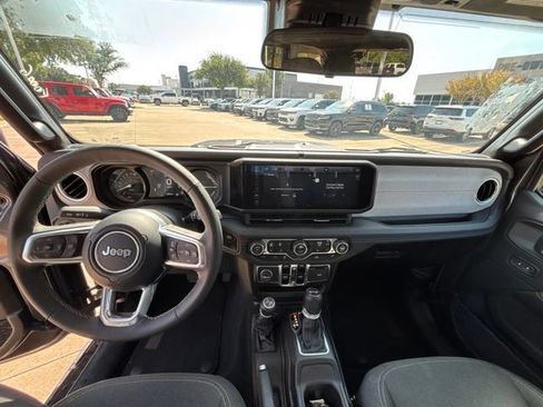 Used 2025 Jeep Wrangler Unlimited Sahara AWD/4WD image 15
