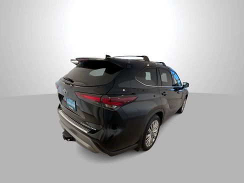 Used 2024 Toyota Highlander Platinum image 8