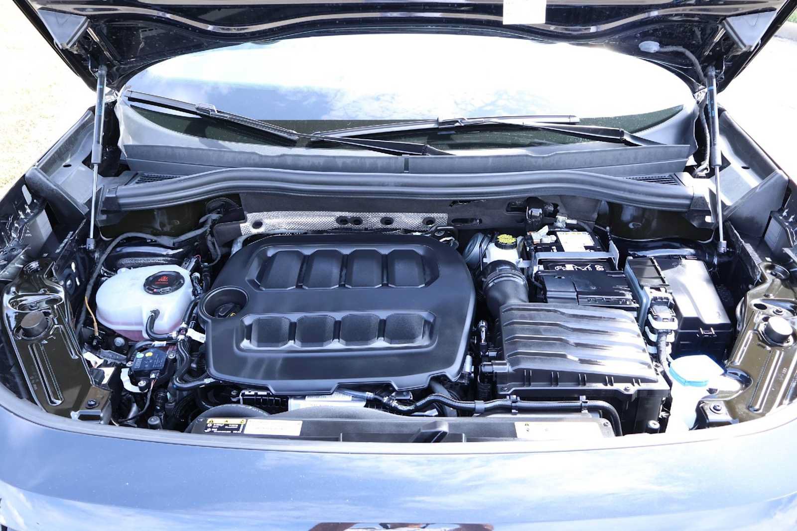 Used 2026 Volkswagen Tiguan SE R-Line FWD image 9
