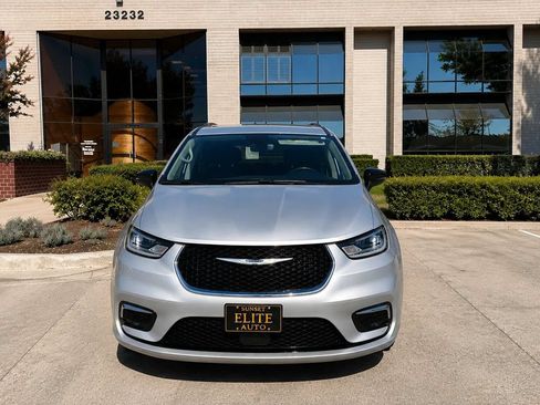Used 2024 Chrysler Pacifica Limited FWD image 5