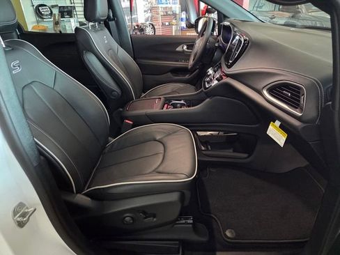 New 2027 Chrysler Pacifica Limited w/ S Appearance Package FWD image 17