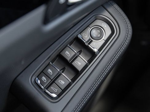 Certified 2026 Porsche Macan AWD/4WD image 19