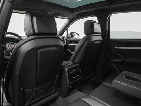Certified 2024 Porsche Cayenne AWD/4WD image 44