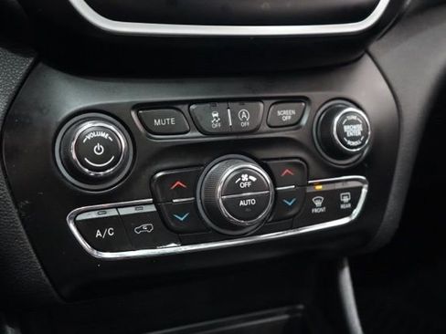 Used 2020 Jeep Cherokee Latitude Plus w/ Cold Weather Group image 29