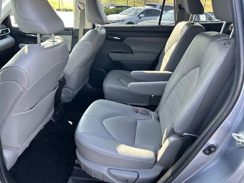 Used 2023 Toyota Highlander XLE image 19