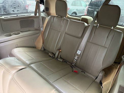 Used 2015 Chrysler Town & Country Touring w/ Driver Convenience Group image 14