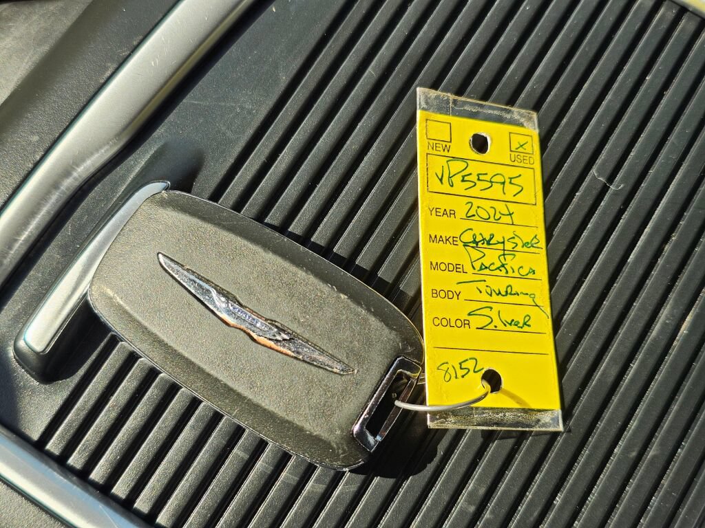 Used 2024 Chrysler Pacifica Touring-L FWD image 33