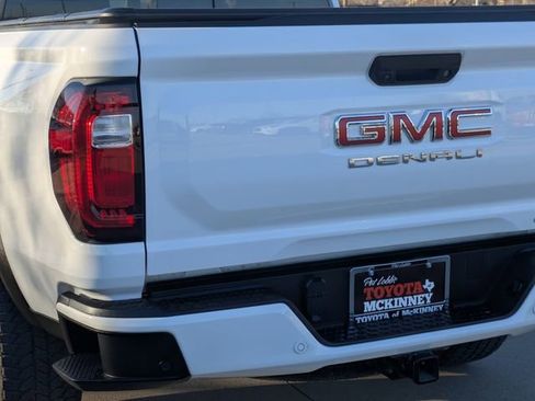 Used 2024 GMC Canyon Denali image 8