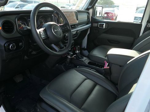 Used 2025 Jeep Gladiator Mojave w/ Convenience Group image 11