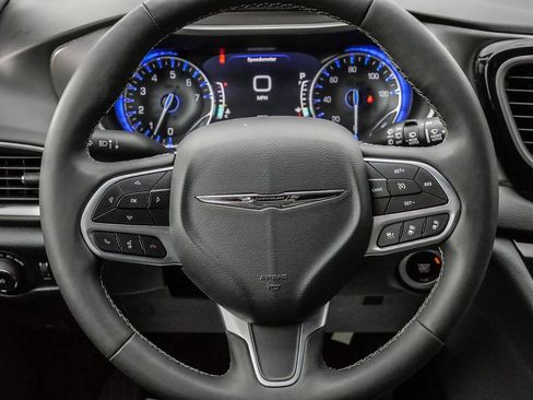 Used 2025 Chrysler Pacifica Select image 28