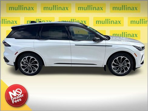 Used 2025 Lincoln Nautilus Reserve AWD/4WD image 2