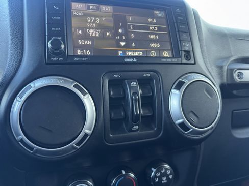 Used 2015 Jeep Wrangler Unlimited Rubicon w/ Connectivity Group image 26