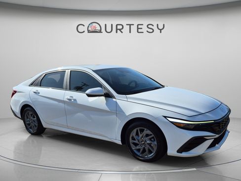 Certified 2024 Hyundai Elantra SEL FWD image 7