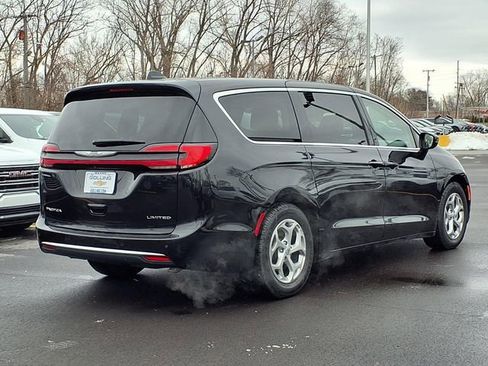 Used 2024 Chrysler Pacifica Limited image 2