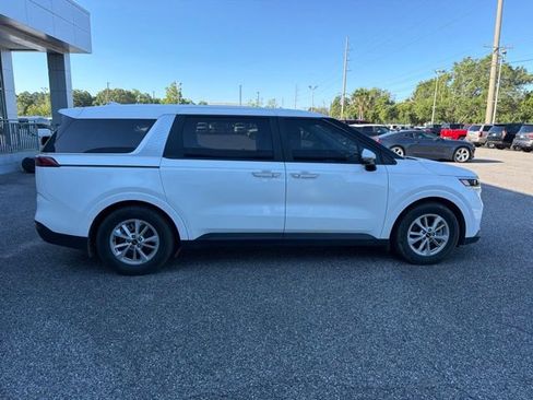 Used 2024 Kia Carnival LX FWD image 4