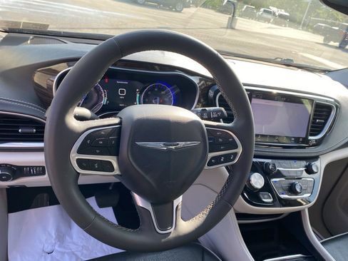 Used 2024 Chrysler Pacifica Limited image 26