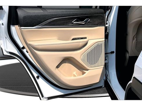 Certified 2025 Jeep Grand Cherokee Limited RWD image 35