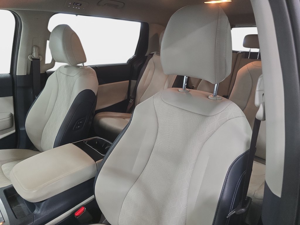Used 2025 Kia Carnival EX FWD image 19