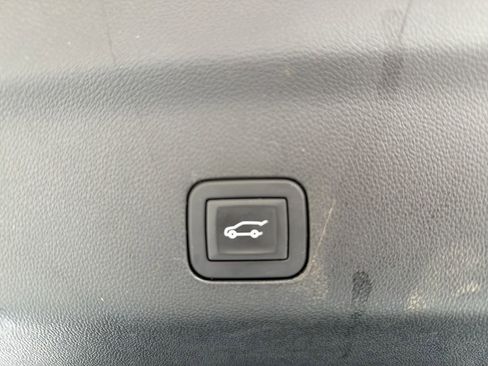 Used 2025 Chevrolet Suburban LT image 37