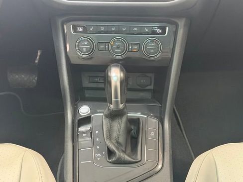 Used 2018 Volkswagen Tiguan SE w/ Panoramic Sunroof Package image 16