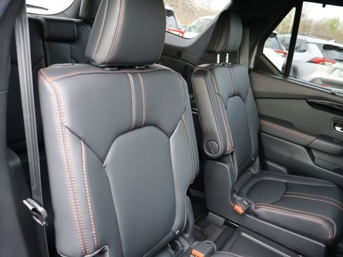 Certified 2025 Honda Pilot TrailSport image 12
