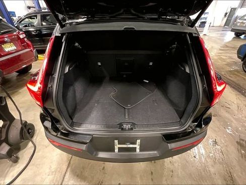 Used 2022 Volvo XC40 T5 R-Design image 28