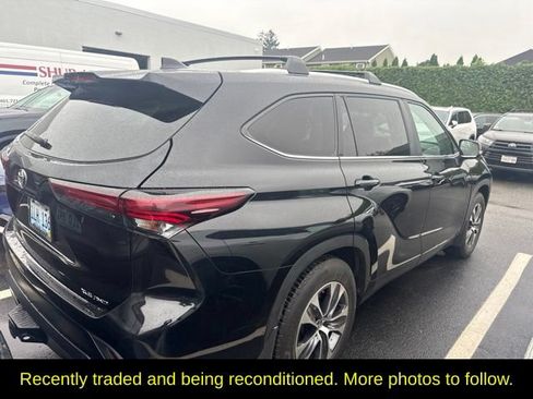 Used 2024 Toyota Highlander XLE AWD/4WD image 5