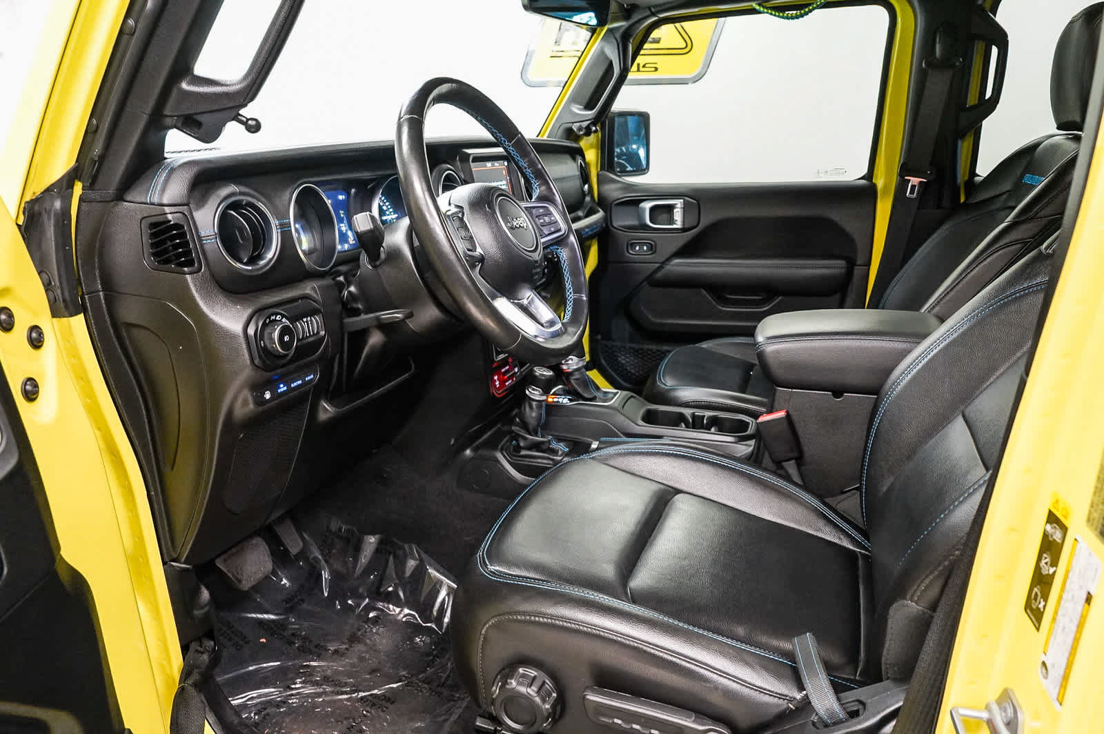 Used 2022 Jeep Wrangler Unlimited Rubicon 4xe w/ Cold Weather Group AWD/4WD image 17