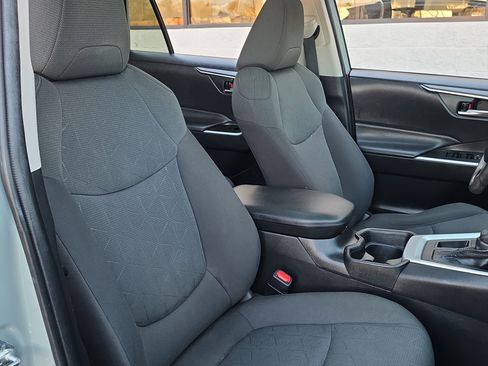 Used 2021 Toyota RAV4 XLE w/ Convenience Package image 30