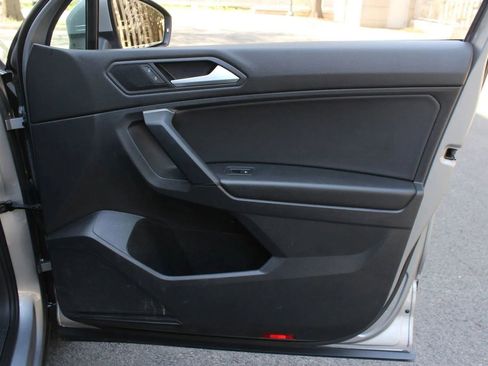 Used 2019 Volkswagen Tiguan SE w/ Panoramic Sunroof Package image 28