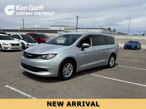Used 2023 Chrysler Voyager LX FWD image 1