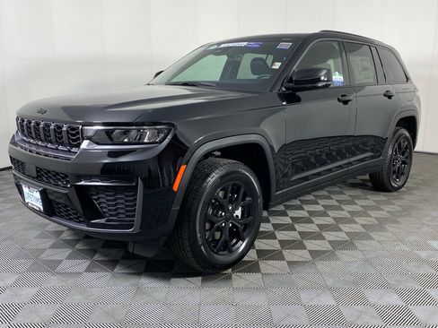 New 2026 Jeep Grand Cherokee Altitude image 3