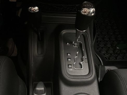 Used 2012 Jeep Wrangler Unlimited Rubicon w/ Connectivity Group AWD/4WD image 26