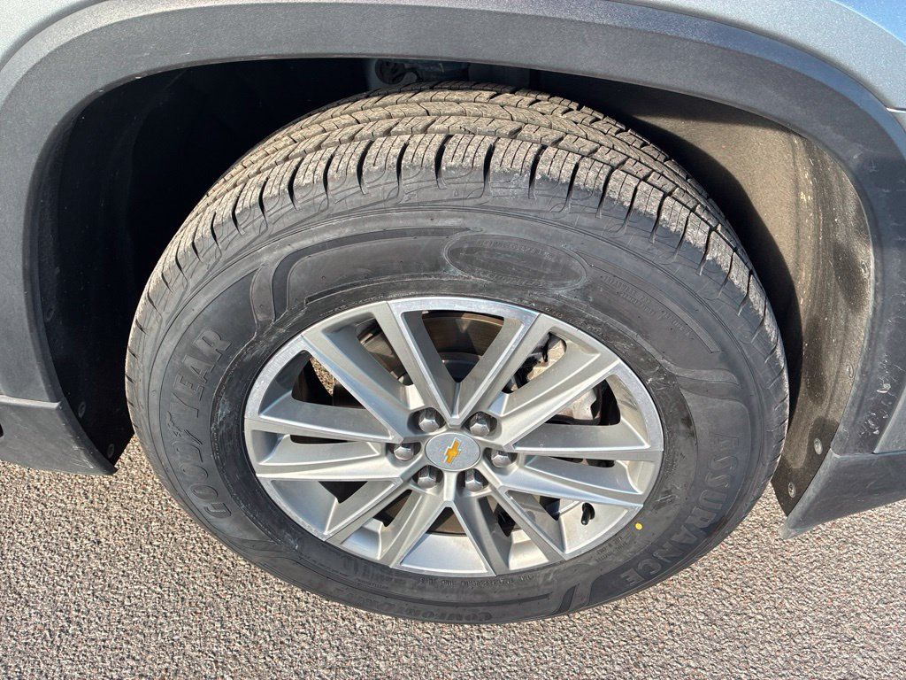 Used 2023 Chevrolet Traverse LT FWD image 9