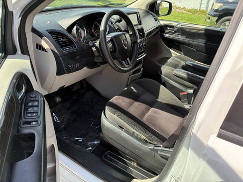 Used 2019 Dodge Grand Caravan SE FWD image 7